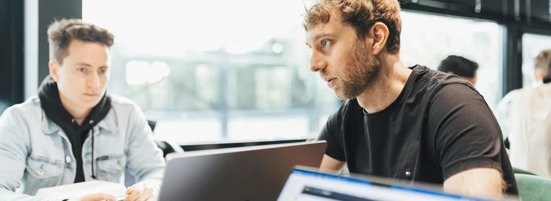 دورات تدريبية في القانون والعقود والمشتريات