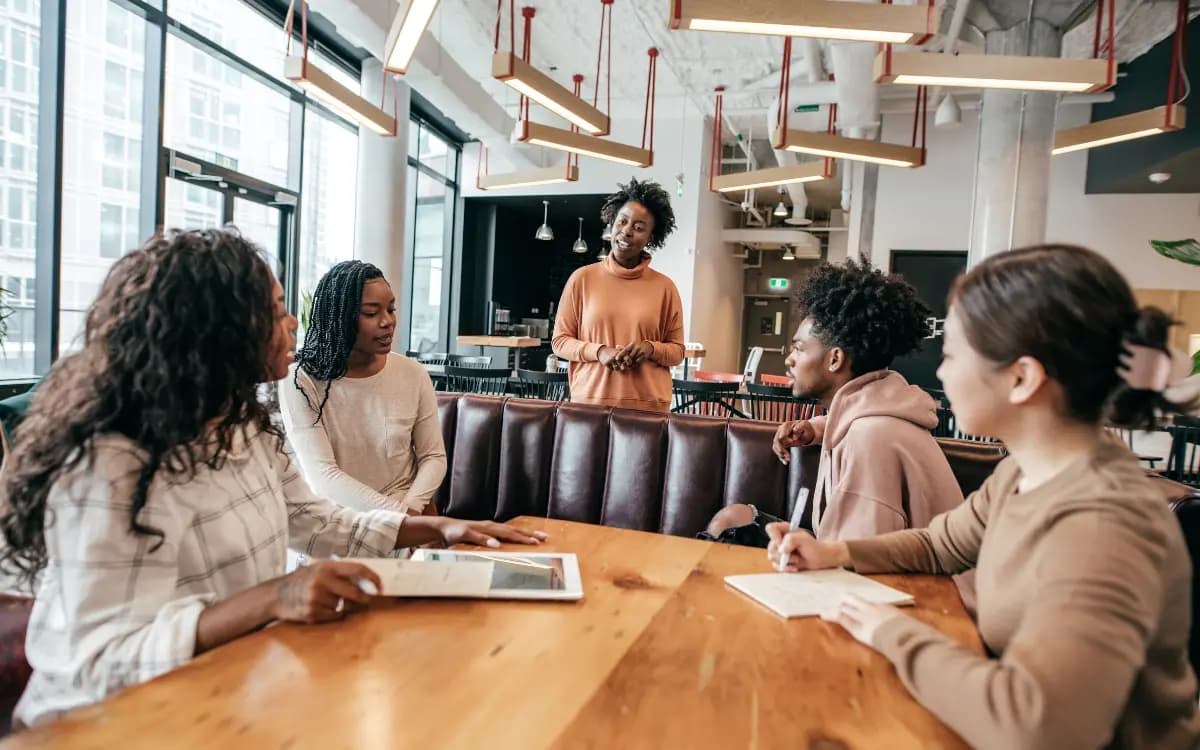 القيادة الفعّالة في دبي: دليلك الشامل لتطوير المهارات الإدارية وتحقيق النجاح المهني