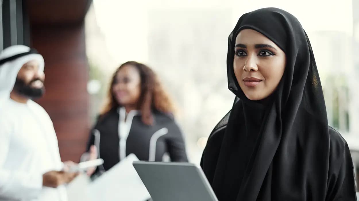 كيف يوازن التمويل الإسلامي في دبي بين المعايير الشرعية والتقنيات المالية الحديثة؟