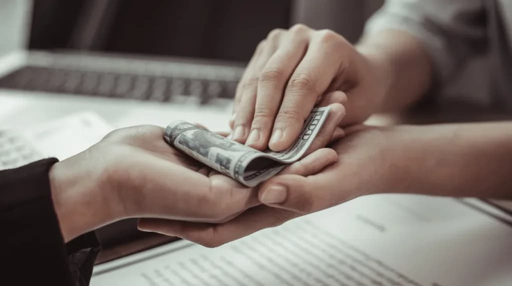 ماذا يفعل قسم مكافحة الاحتيال في غسيل الأموال؟